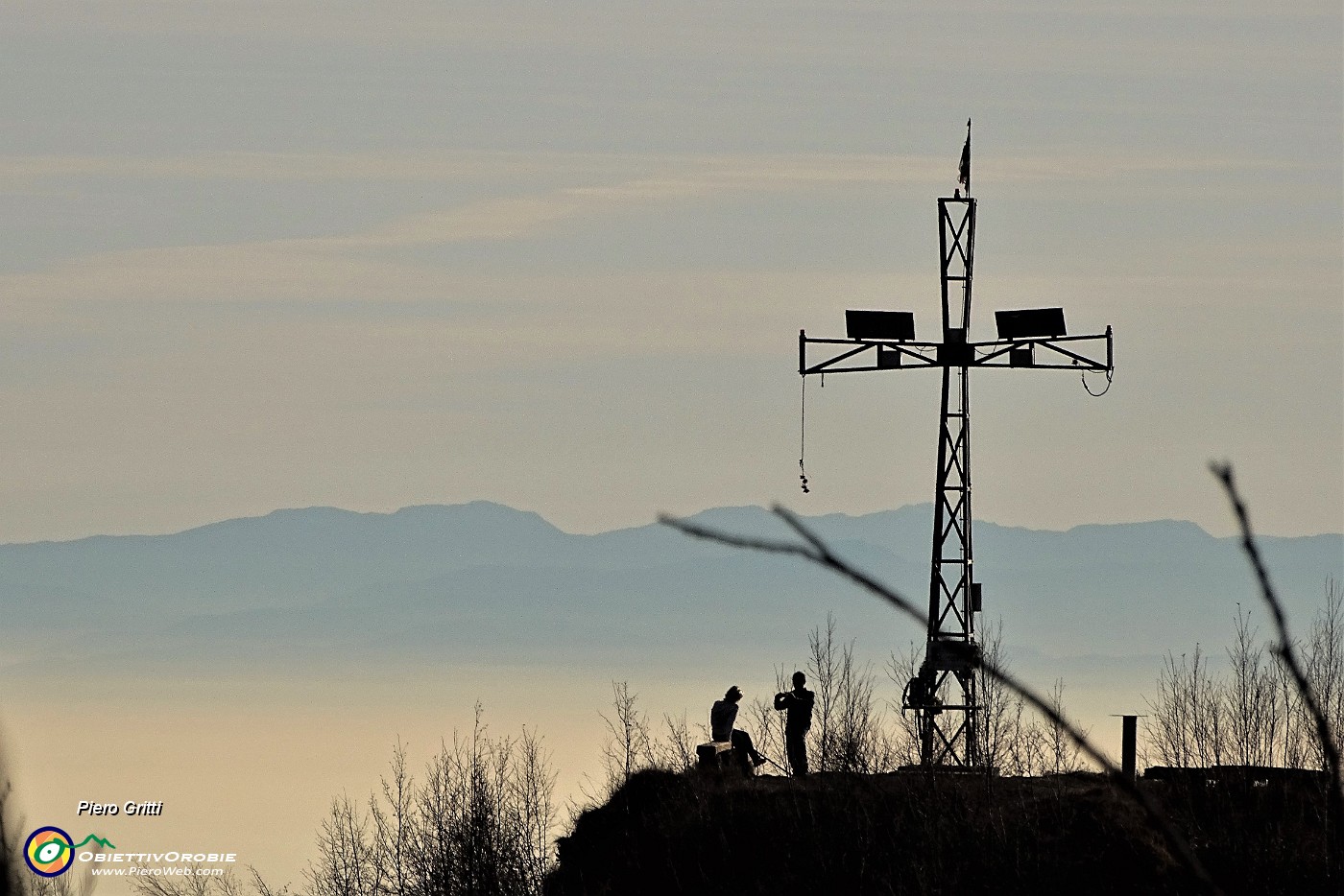 04 Vista sulla grande croce del Monte Podona (1183 m).JPG